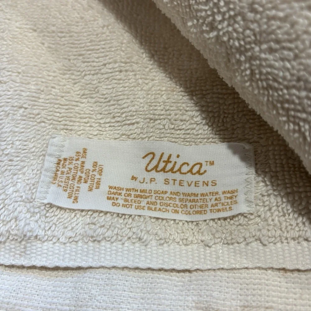 Vtg 1970s Utica JP Stevens Bath Towel Pair MCM 23x41 Floral Pink Cream Beige